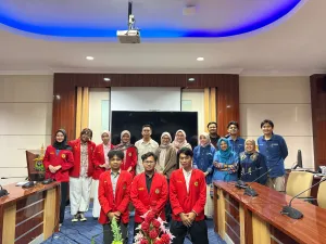 Dekan Fakultas Ilmu Budaya Universitas Hasanuddin, Prof. Dr. Andi Muhammad Akhmar, S.S., M.Hum., berfoto bersama para finalis dan pemenang Pilmapres FIB 2026, menegaskan komitmen FIB Unhas dalam melahirkan generasi unggul, berkarakter, dan berdaya saing global.